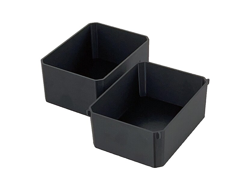 Op de afbeelding: Twee zwarte plastic opbergbakken van verschillende formaten. De bakken hebben een rechthoekige vorm met schuine zijkanten en zijn ontworpen voor het organiseren van items. De bakken zijn leeg en klaar voor gebruik.