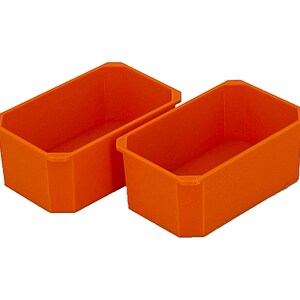 Puede incluir: Dos contenedores de almacenamiento de pl&aacute;stico de color naranja brillante. Los contenedores son rectangulares con esquinas redondeadas y est&aacute;n vac&iacute;os.