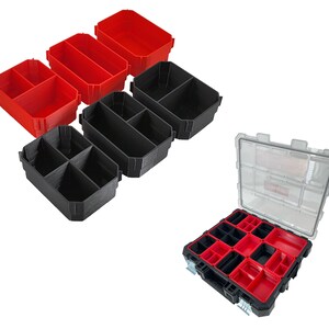 Puede incluir: Conjunto de contenedores de almacenamiento de plástico negro y rojo con múltiples compartimentos. Los contenedores están apilados uno encima del otro. También hay un contenedor de almacenamiento más grande de color negro y rojo con una tapa transparente.