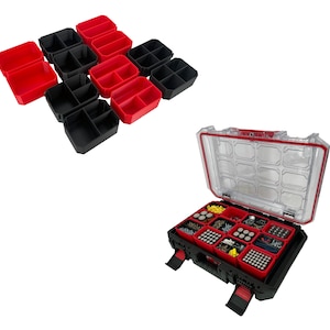 Op de afbeelding: Een transparante plastic opbergdoos met een rood deksel en zwarte sluitingen. De doos is gevuld met kleine vakjes en bevat verschillende kleine voorwerpen, zoals schroeven, moeren en bouten. De doos staat op een wit oppervlak.