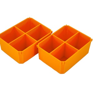 Puede incluir: Dos contenedores de almacenamiento de pl&aacute;stico naranja, cada uno con cuatro compartimentos. Los contenedores est&aacute;n vac&iacute;os y tienen un acabado liso y brillante.
