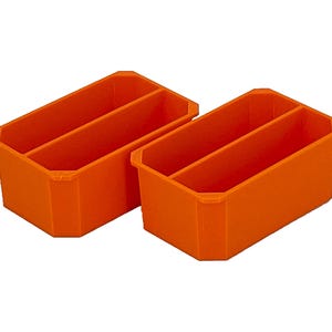 Puede incluir: Dos contenedores de almacenamiento de pl&aacute;stico naranja brillante con divisores. Los contenedores son rectangulares y tienen un borde ligeramente redondeado.