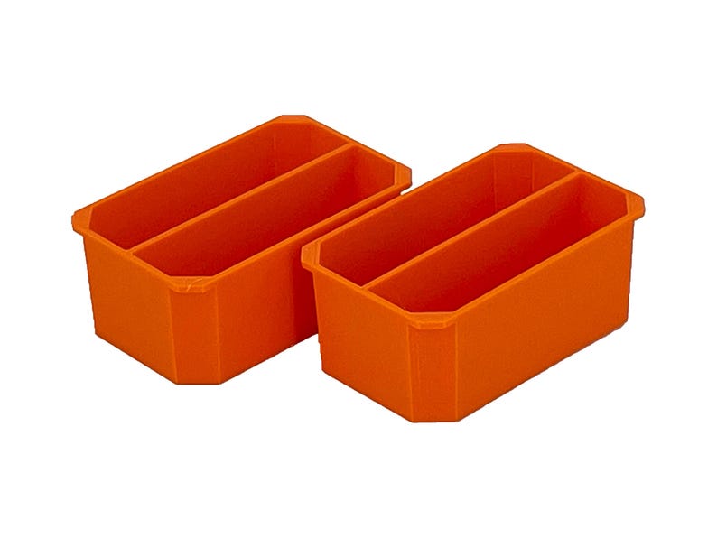 Puede incluir: Dos contenedores de almacenamiento de pl&aacute;stico naranja brillante con divisores. Los contenedores son rectangulares y tienen un borde ligeramente redondeado.