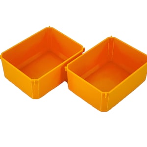 Puede incluir: Dos contenedores de almacenamiento de pl&aacute;stico de color naranja brillante con la parte superior abierta. Los contenedores son rectangulares y tienen un acabado liso y brillante.