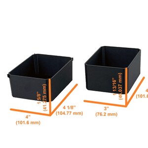 Op de afbeelding: Twee zwarte rechthoekige opbergbakken. De grotere bak is 101,6 mm breed, 104,77 mm lang en 41,275 mm hoog. De kleinere bak is 76,2 mm breed, 101,6 mm lang en 46,037 mm hoog.