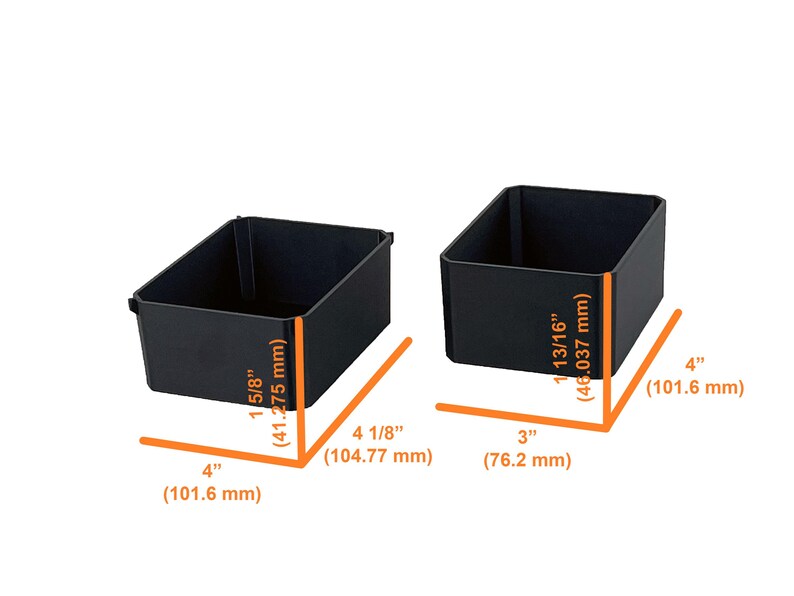 Op de afbeelding: Twee zwarte rechthoekige opbergbakken. De grotere bak is 101,6 mm breed, 104,77 mm lang en 41,275 mm hoog. De kleinere bak is 76,2 mm breed, 101,6 mm lang en 46,037 mm hoog.