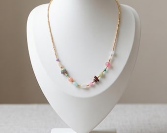Conjunto de colar dourado com pedra natural e pulseiras artesanais, joias boho, presente perfeito para mulheres.