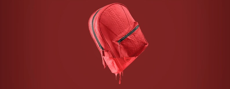 Pode incluir: Uma mochila de couro vermelha com um bolso com z&iacute;per e um efeito de gotejamento. A mochila &eacute; feita de um material texturizado e tem um z&iacute;per preto.