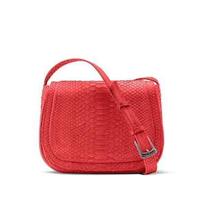 Può includere: Borsa a tracolla rossa con texture a pelle di serpente, patta curva e tracolla regolabile. La borsa presenta una fibbia color argento e un manico superiore intrecciato. La borsa è su sfondo bianco.