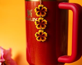 イエローとオレンジのミラーハイビスカスタンブラーストローチャーム：パーソナライズされたタンブラーアクセサリー、トロピコケタコレクション