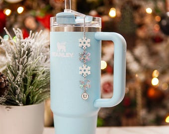 Dije de pajita Stanley con copo de nieve iridiscente: Dije de acrílico con purpurina blanca