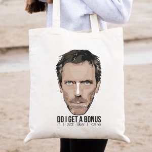 Puede incluir: Bolsa de tela blanca de lona con una ilustración de dibujos animados del Dr. Gregory House de la serie de televisión House, M.D. El texto en la bolsa dice "Do I get a bonus if I act like I care."