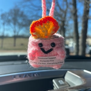 Dumpster Feuer Spiegel Aufhänger, gehäkeltes Dumpster Feuer, Autozubehör, gehäkeltes Geschenk, lustiges Dekor, handgemachtes Geschenk, emotionales Support Dumpster Feuer