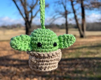 Gehäkelter Baby Alien auf einer Schaukel, Auto Spiegel Anhänger, Rückspiegel Halter Baby Alien, gehäkelte Baby Alien Geschenke, einzigartige Geschenke