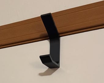 Gancho minimalista para colgar sobre la puerta: organizador de metal negro