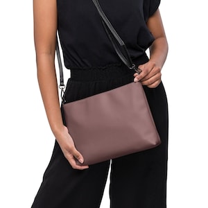 Bolso bandolera púrpura / bolso retro ciruela / bolso floral minimalista / bolso bandolera Cottagecore, bolso de cuero vegano retro