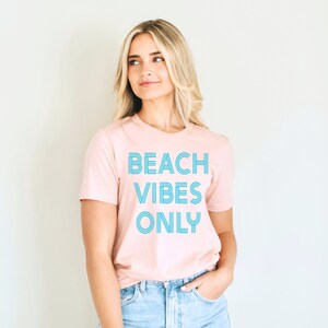 Beach Vibes Only, Chemise de plage rétro, Chemise d’été Boho, Chemise Retro Sunshine, Tee de surf, Tee Beachy Vibes, Heure d’été rétro, T-shirt de plage
