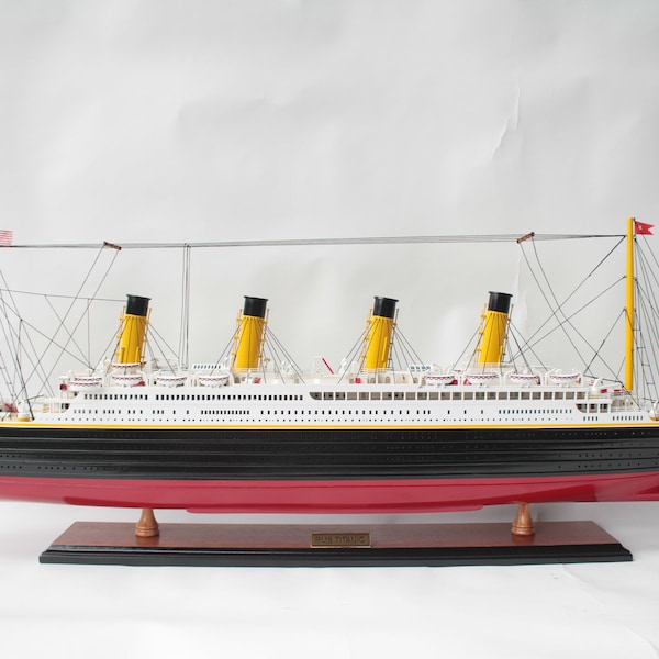 Titanic Modell / Handgefertigt / aus Holz / verschiedene Größen