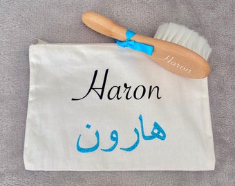 Cadeau personnalisée pour bébé composé d’une pochette et d’une brosse personnalisées