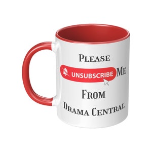 Könnte beinhalten: Weiße Keramiktasse mit rotem Rand und Henkel. Die Tasse hat eine schwarze Grafik mit dem Text "Bitte abmelden von Drama Central" mit einem roten Knopf mit der Aufschrift "Abmelden" und einem roten Benachrichtigungsglocken-Symbol.