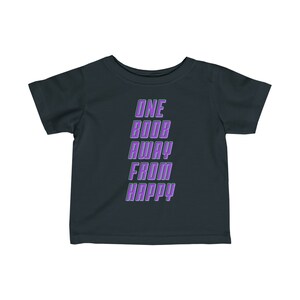 One Boob Away From Happy T-shirt a maniche corte in jersey di cotone per neonati, colori multipli