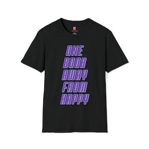 One Boob Away From Happy T-shirt a maniche corte in cotone unisex per adulti in più colori