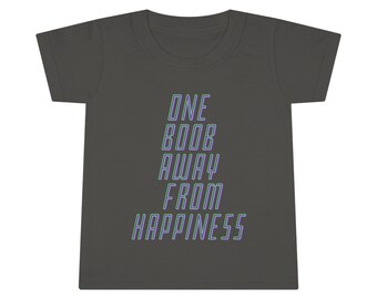 Op de afbeelding: Een donkergrijs T-shirt met de tekst "ONE BOOB AWAY FROM HAPPINESS" in groen en paars.