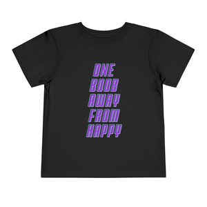 One Boob Away From Happy T-shirt grafica per bambini a maniche corte in diversi colori e dimensioni