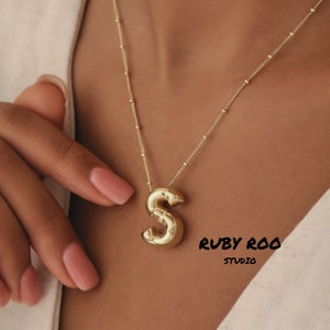 Collar de letras de globo de burbujas Colgante inicial chapado en oro Collar minimalista Regalos personalizados para sus regalos adolescentes Regalos de graduación