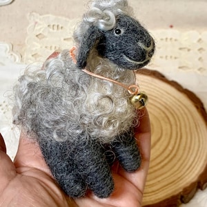 Needle Felted Sheep Pebble – Handmade Wool Animal, Soft Pastel Spring Decor, Collectible Waldorf Doll, Farmhouse Gift Wooly Farm Animals