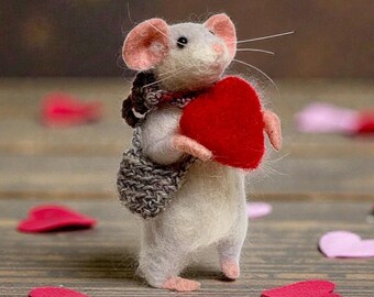 Felted Mouse with Heart – Handmade Wool Valentine Gift – Cute Mini Animal