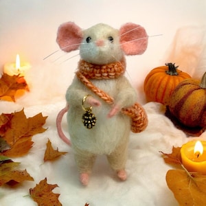 Thanksgiving Mouse - Handmade Needle Felted Mouse Figurine – Fall Table Decor – Autumn Wool Mouse Collectible Gift - Cottagecore Fall Decor
