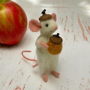 Needle Felted White Mouse | Handmade Wool Animal Figurine | Cute Mouse Toy | Rustic Home Decor | Gift for Animal Lovers | Mini Wool Acorn