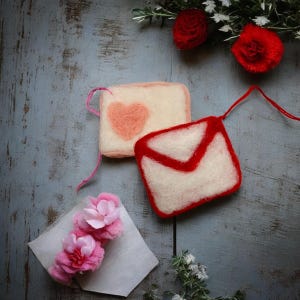 Tarjeta de felicitación de fieltro con aguja con sobre de corazón rojo, nota de amor de San Valentín Be Mine, amuleto caprichoso hecho a mano, fieltro de lana hecho a mano, regalo romántico