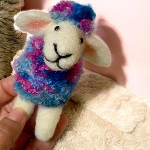 Needle Felted Sheep Lillibelle – Handmade Wool Animal, Soft Pastel Spring Decor, Collectible Waldorf Doll, Farmhouse Gift