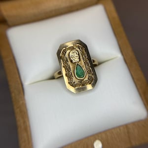 18k gold emerald ring, filigree work, Colombian God, Colombia, drop shaped emerald, big ring, wide ring