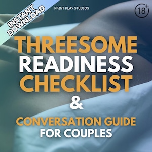 Puede incluir: Una guía para parejas titulada "Threesome Readiness Checklist & Conversation Guide for Couples". La guía está impresa en un fondo azul y blanco con una imagen sugerente de una pareja en la cama.