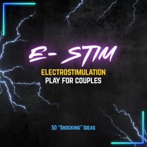Op de afbeelding: Een zwarte achtergrond met neonblauwe en groene bliksemflitsen en een neonpaars "E-STIM" logo. Onder het logo staat de tekst "ELECTROSTIMULATION PLAY FOR COUPLES" en "50 'SHOCKING' IDEAS".