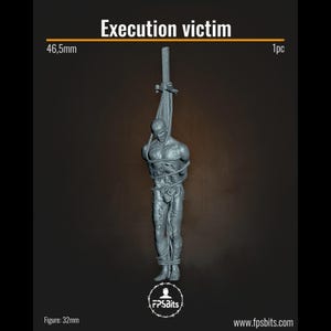 Op de afbeelding: Een grijze, 3D-geprinte figuur van een persoon die aan een houten balk hangt, met touwen die het lichaam binden. De tekst "Execution victim" staat boven de figuur. De figuur is 46,5 mm hoog.
