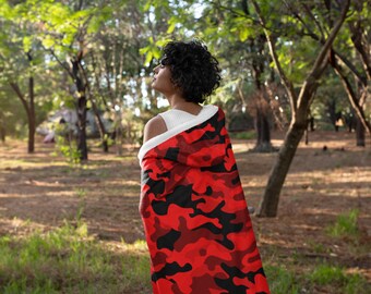 Red Camouflage Hooded Sherpa Fleece Snuggle Blanket - Cozy Embrace for Chilly Evenings