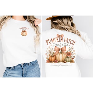 Pode incluir: Uma camisola branca de manga comprida com um pequeno gráfico de abóbora no peito esquerdo. As costas exibem uma grande ilustração de abóboras, flores e um laço com o texto PUMPKIN PATCH Social Club, PUMPKINS, HAYRIDES, FALL VIBES, making memories.