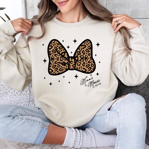 Peut inclure: Panneau en bois rustique avec l'inscription "Welcome to our home" en lettres blanches. Le panneau pr&eacute;sente une finition vieillie, id&eacute;al pour la d&eacute;coration d'entr&eacute;e.