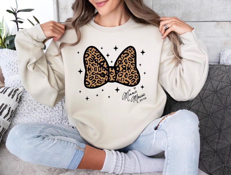 Peut inclure: Panneau en bois rustique avec l'inscription "Welcome to our home" en lettres blanches. Le panneau pr&eacute;sente une finition vieillie, id&eacute;al pour la d&eacute;coration d'entr&eacute;e.