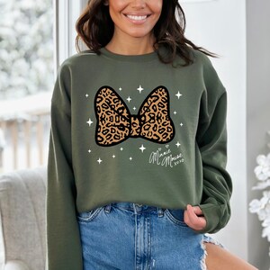 Peut inclure: Panneau en bois rustique avec l'inscription "Welcome to our home" dans un style manuscrit. Le panneau pr&eacute;sente une finition vieillie et un design simple et accueillant, id&eacute;al pour un porche ou une entr&eacute;e.