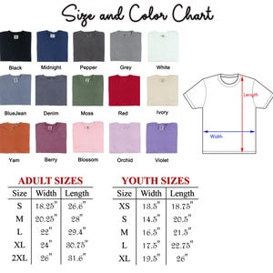 Puede incluir: Una tabla de tallas y colores para camisetas, que muestra varios colores como negro, rojo y violeta. La tabla incluye tallas para adultos y j&oacute;venes con medidas de ancho y largo en pulgadas. El texto "Size and Color Chart" est&aacute; en la parte superior.