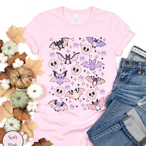 Cottagecore Halloween Tshirt, Pastell Halloween Shirt, Pastell Fledermäuse und Schädel, Cottagecore Halloween Geschenk, Pastell Halloween Goth, Pink Schädel