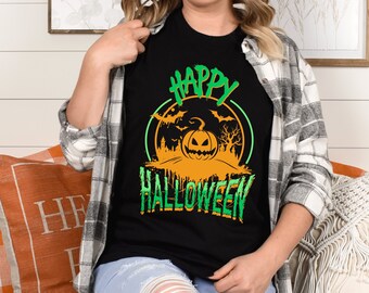 Könnte beinhalten: Schwarzes T-Shirt mit einem Halloween-Design. Die Grafik zeigt einen Kürbis, Fledermäuse und die Worte "HAPPY HALLOWEEN" in Grün und Orange. Das Shirt wird mit einem karierten Hemd und einer blauen Jeans getragen.