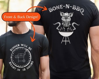 Peut inclure: T-shirt noir avec un graphique blanc d'un cochon sur un barbecue au dos et le texte "BONE-N-BBQ". Le devant du t-shirt a un graphique blanc d'un barbecue avec le texte "DINNER WILL BE READY IN 18 HOURS".