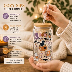 Puede incluir: Un vaso de cristal transparente con tapa de bamb&uacute; y pajita de cristal. El vaso presenta un patr&oacute;n colorido de fantasmas, libros, murci&eacute;lagos, telara&ntilde;as y gafas, con el texto BOO! impreso en rosa y varios iconos de estrellas peque&ntilde;as.