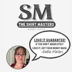 Puede incluir: Un logotipo para The Shirt Masters Hobby Gifts con las letras SM en una fuente negra desgastada. Debajo, un globo de texto contiene: LOVE IT GUARANTEE! IF YOU DON'T ABSOLUTELY LOVE IT, GET YOUR MONEY BACK. -Kaitlin Masters, junto a la foto de una persona.